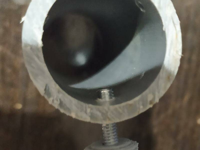 Primer tornillo en el tubo de PVC