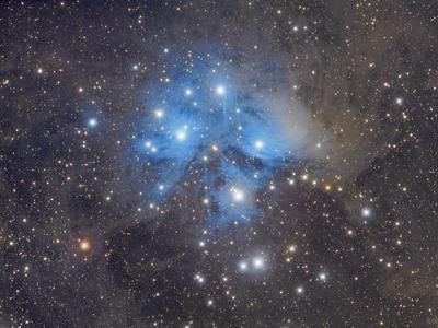 Región de polvo estelar de las Pléyades M45