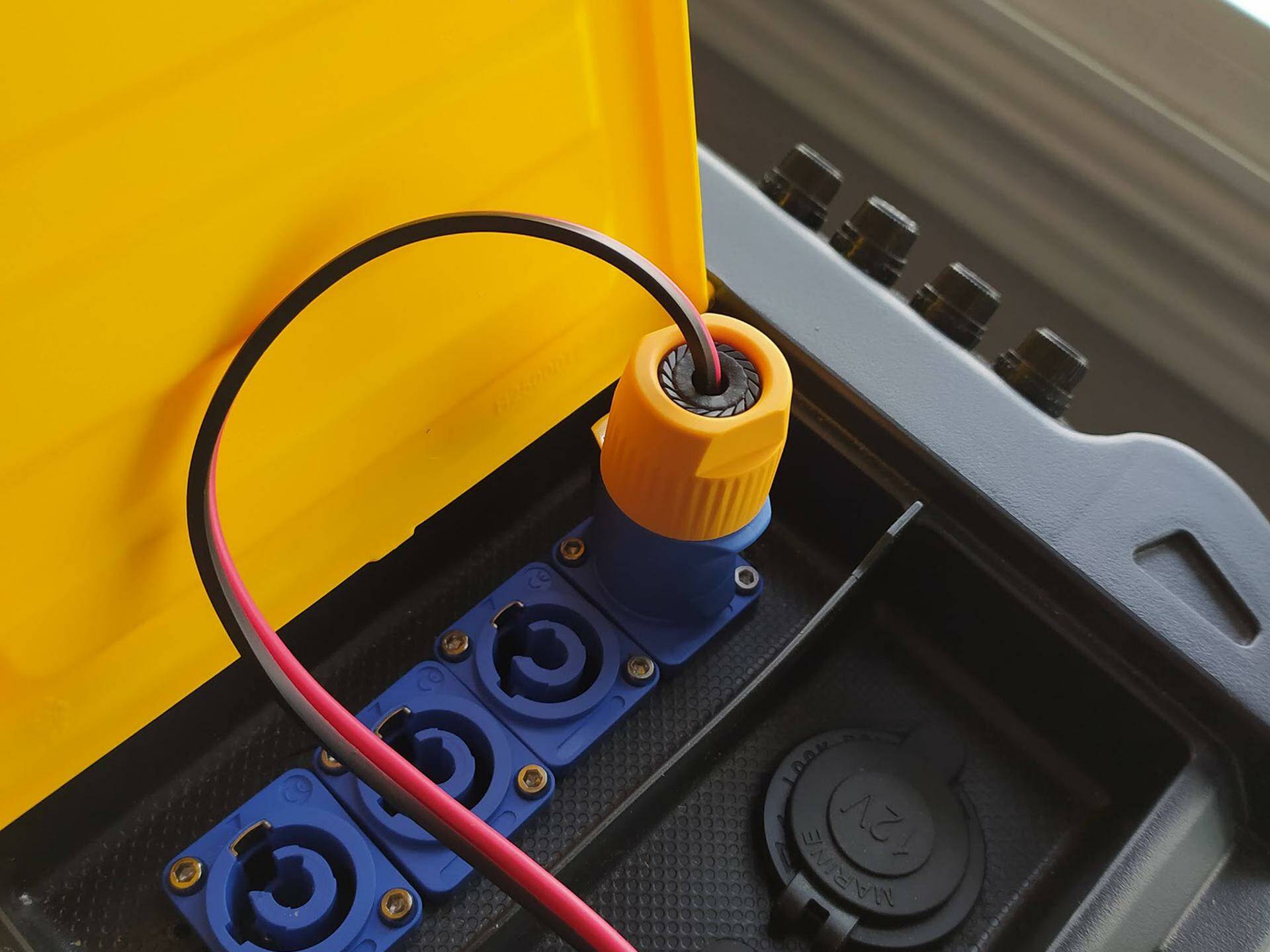 Detalle de cable conectado a la caja de batería