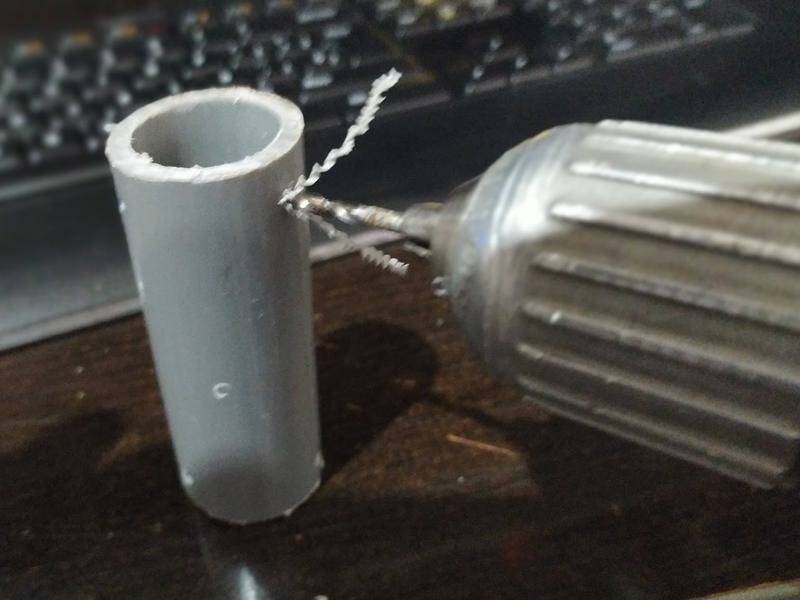 Taladrando agujeros en el tubo de PVC